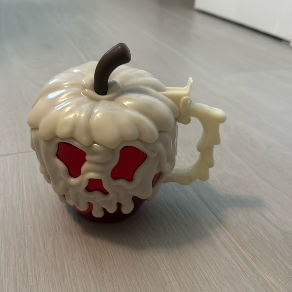Disney Parks Poison Apple Stein Glow in the Dark